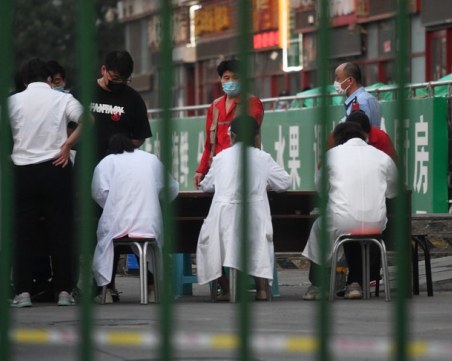 СЗО разследва новото огнище на COVID-19 в Пекин