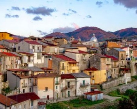 В този италиански град не е имало COVID-19, а къщите се продават за £1