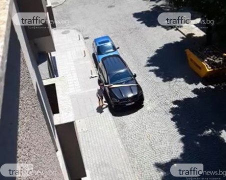 Вандализъм в центъра на Пловдив! Жена хвърля дъски по мерцедес