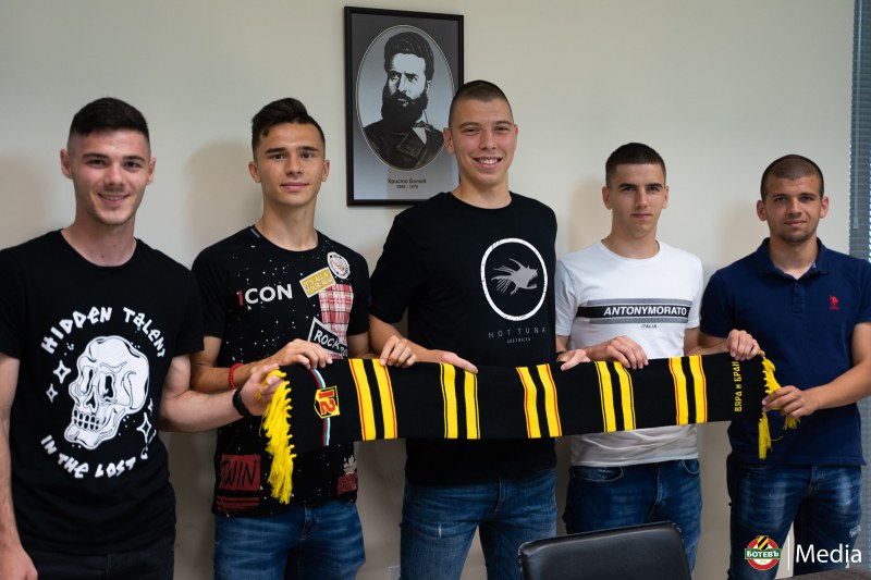 Ботев подписа с петима юноши от школата