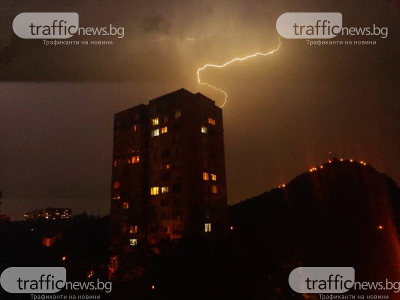 Свирепи светкавици раздраха небето над Пловдив, гръмотевици падат на метри от сгради
