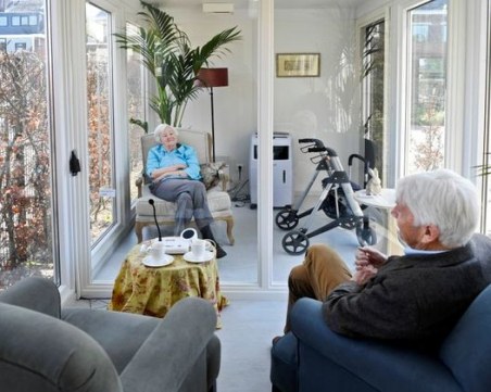 Над 50 000 души в старчески домове са починали от COVID-19 в САЩ