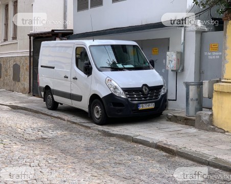 Църковни служители запушиха тротоар в центъра на Пловдив