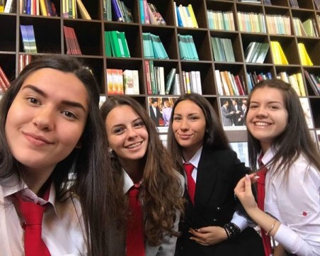 Единадесетокласнички от Карлово постигнаха голям успех! Отиват на европейско състезание