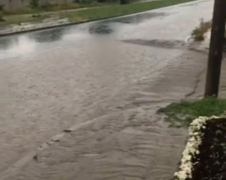 Порой в Карловско, улиците се превърнаха в реки