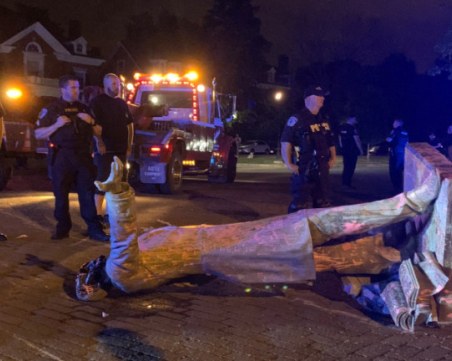 Простреляха мъж по време на протест в САЩ, опитвал се да събори статуя