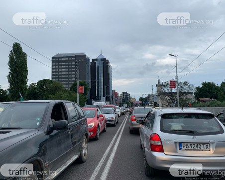 Здрава тапа на моста на Панаира, коли пъплят по 15 минути