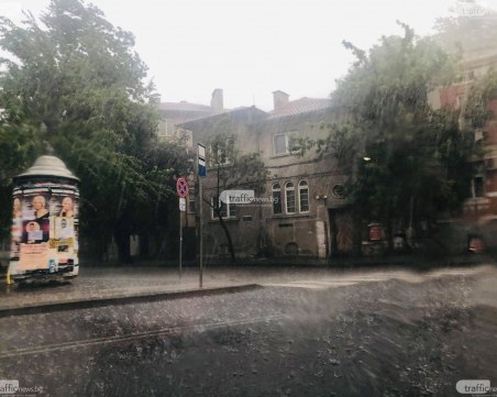 Жълт код и днес в цяла България! Гръмотевици и до 40 л/кв.м очакват Пловдив