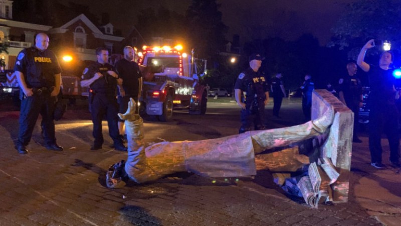 Простреляха мъж по време на протест в САЩ, опитвал се да събори статуя