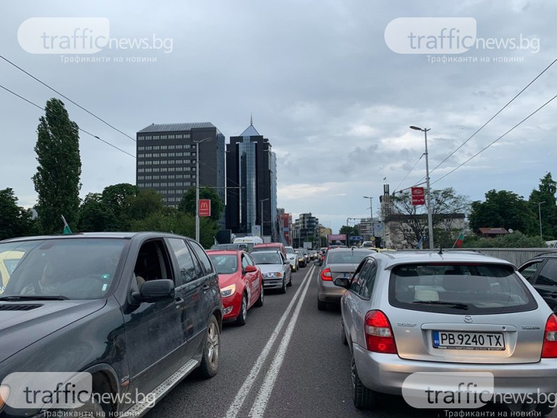 Здрава тапа на моста на Панаира, коли пъплят по 15 минути