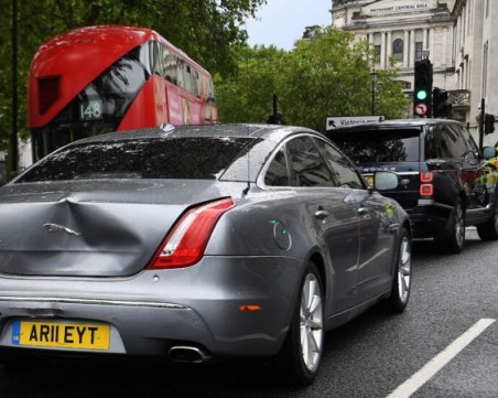 Борис Джонсън катастрофира, след като протестиращ изскочи пред автомобила му