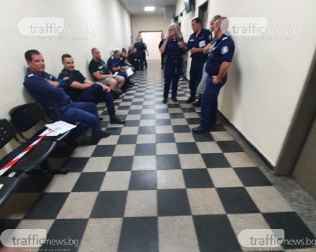 Часове след прокурорската акция в Пловдив , арестуваните фенове застанаха пред съда