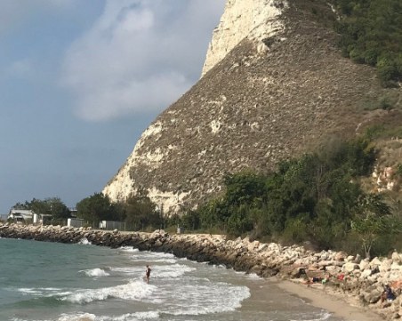 Дете загина на къмпинг на Черноморието! Затисна го скала