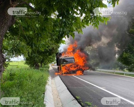 Камион избухна в пламъци на новия път за Пазарджик