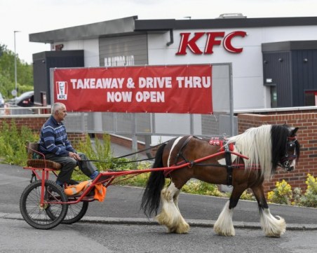 KFC отказа да обслужи клиент на кон, McDonald's го взе с две ръце