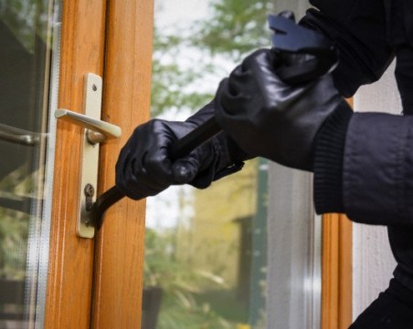 21-годишен задигна телевизор от дом във Велинград, задържаха го