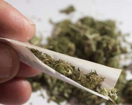 Двама спипани с дрога тази нощ, единият 15-годишен пазарджиклия