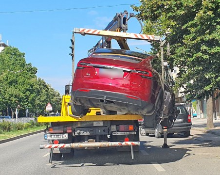 Паяк опита да вдигне Tesla в Пловдив, не успя да я качи