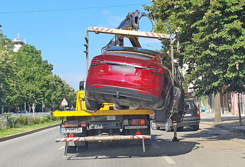 Паяк опита да вдигне Tesla в Пловдив, не успя да я качи
