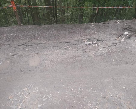 В 21-ви век: Чакъл вместо асфалт по републикански път в Пловдивско