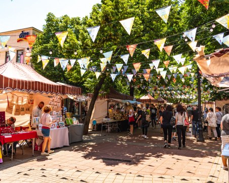 Густо, майна: Базар Капана бойкотира COVID-19