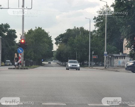 Шофьор се заби в насрещното в Пловдив, за да съкрати пътя си