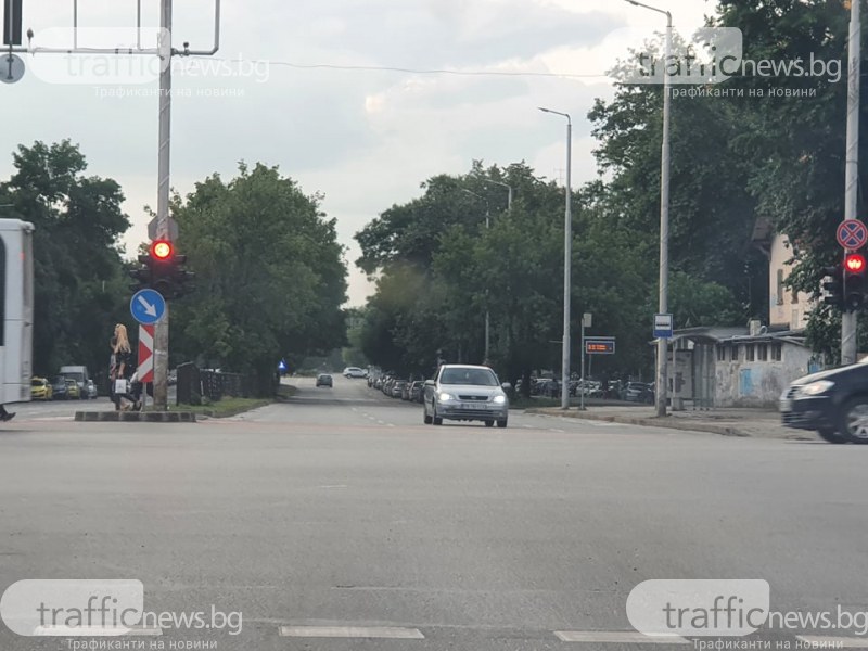 Шофьор се заби в насрещното в Пловдив, за да съкрати пътя си