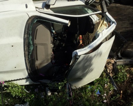 Семейство с дете заклещено в кола при зверска катастрофа, огнеборци режат ламарините