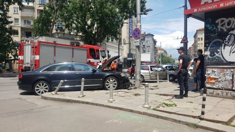 Тежка катастрофа в София! Пожарникари режат ламарини