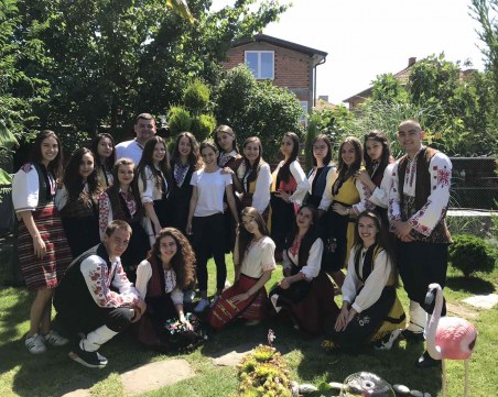 С гайди и народни носии пловдивски ученици изненадаха класната си