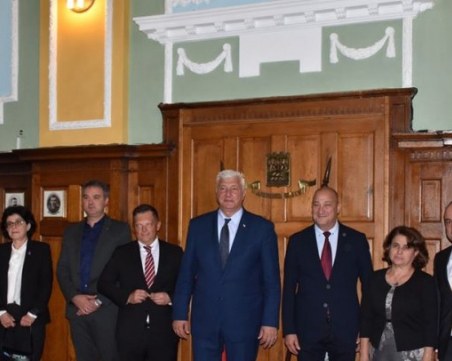 Има ли дефицит на управленски капацитет в Община Пловдив? Раздават хиляди на външни експерти