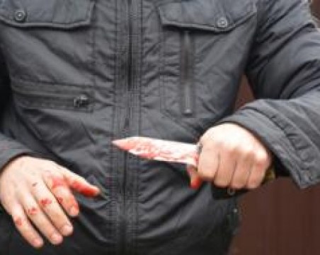 Кървав екшън! Мъж намушка жена си пред съда в Нова Загора, направи същото и със себе си