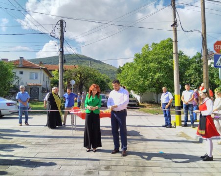 Откриха ремонтираната улица 