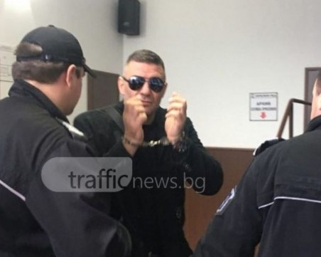 Отново арестуваха Райфъла! Изпратил порнографски материали на жена