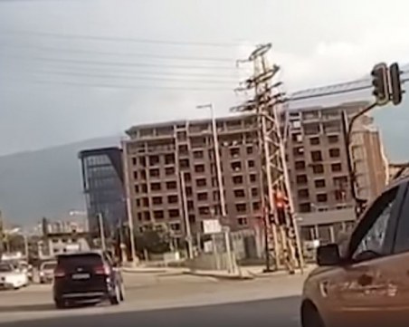 Тити Папазов профуча на червен светофар в София
