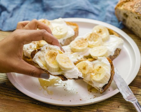 Закуската, която ще си правите постоянно - тост с банан и мед