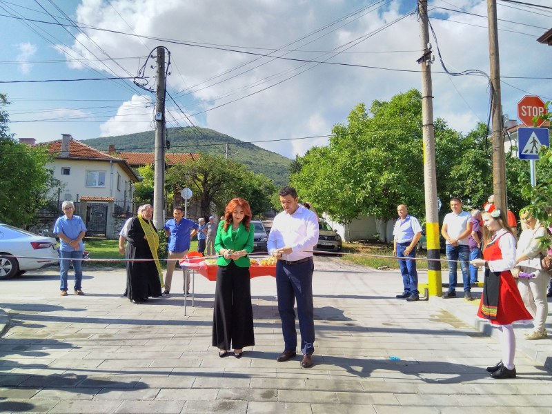 Откриха ремонтираната улица