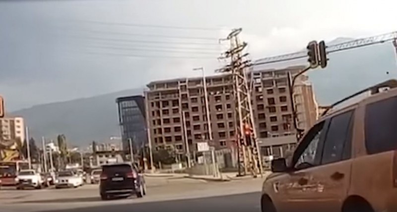 Тити Папазов профуча на червен светофар в София