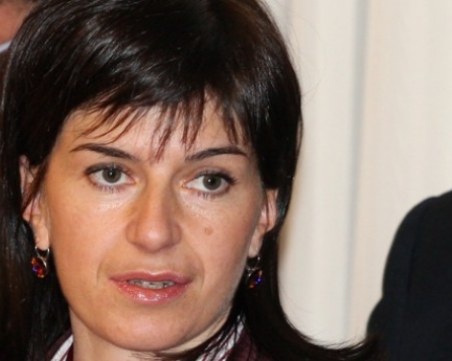 Дафовска хвърли оставка, не я приеха