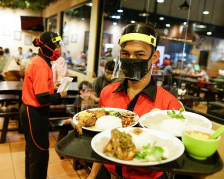 Отварят ресторанти и хотели в Англия