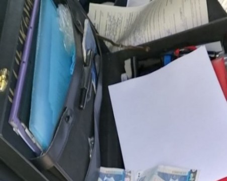 Пиян и без книжка бутна 20 лева на пловдивски полицаи, да се почерпят