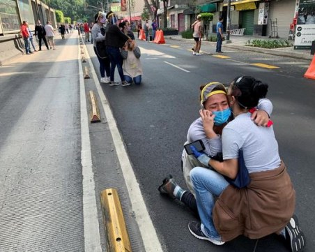 Пожар в рафинерия след земетресението в Мексико