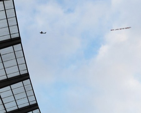 Развяха банер с надпис 