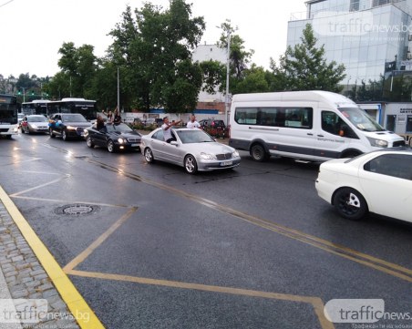 Столипиново изпрати първите абитуриенти! Кючеци тресат квартала