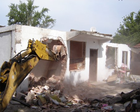 Бутат сгради на 