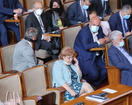 Глобяват депутатите, били без маски в НС
