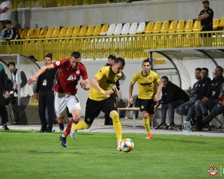 ЦСКА води на Ботев с 2:0, греда на Неделев, бой между жълто-черни фенове и полиция НА ЖИВО