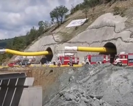 Откараха в болница няколко от затрупаните работници в тунел 