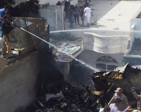 Разкриха причината за самолетнатата катастрофа в Карачи