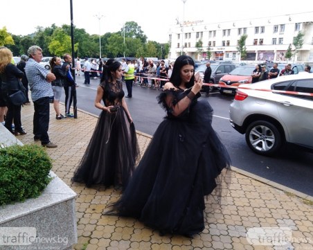 В разгара на баловете: Обмислят тяхното отлагане